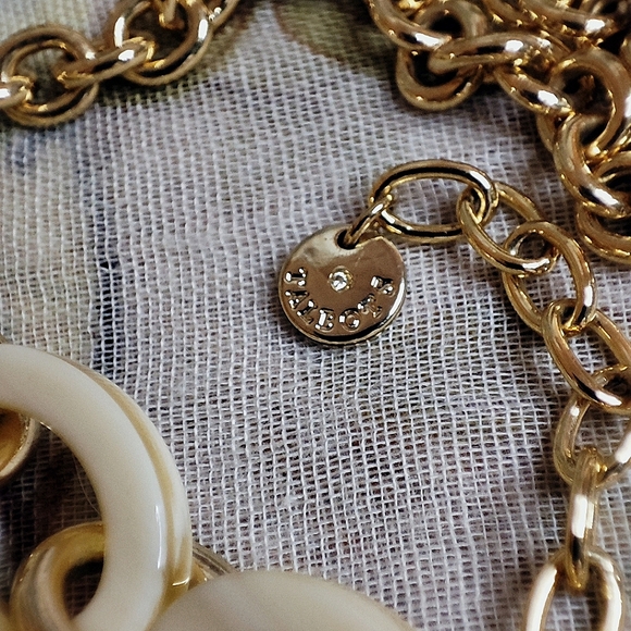 Talbot's Talbots Long Oval Yellowish Swirl Cream Lucite Gold Tone Link Necklace - Picture 7 of 14